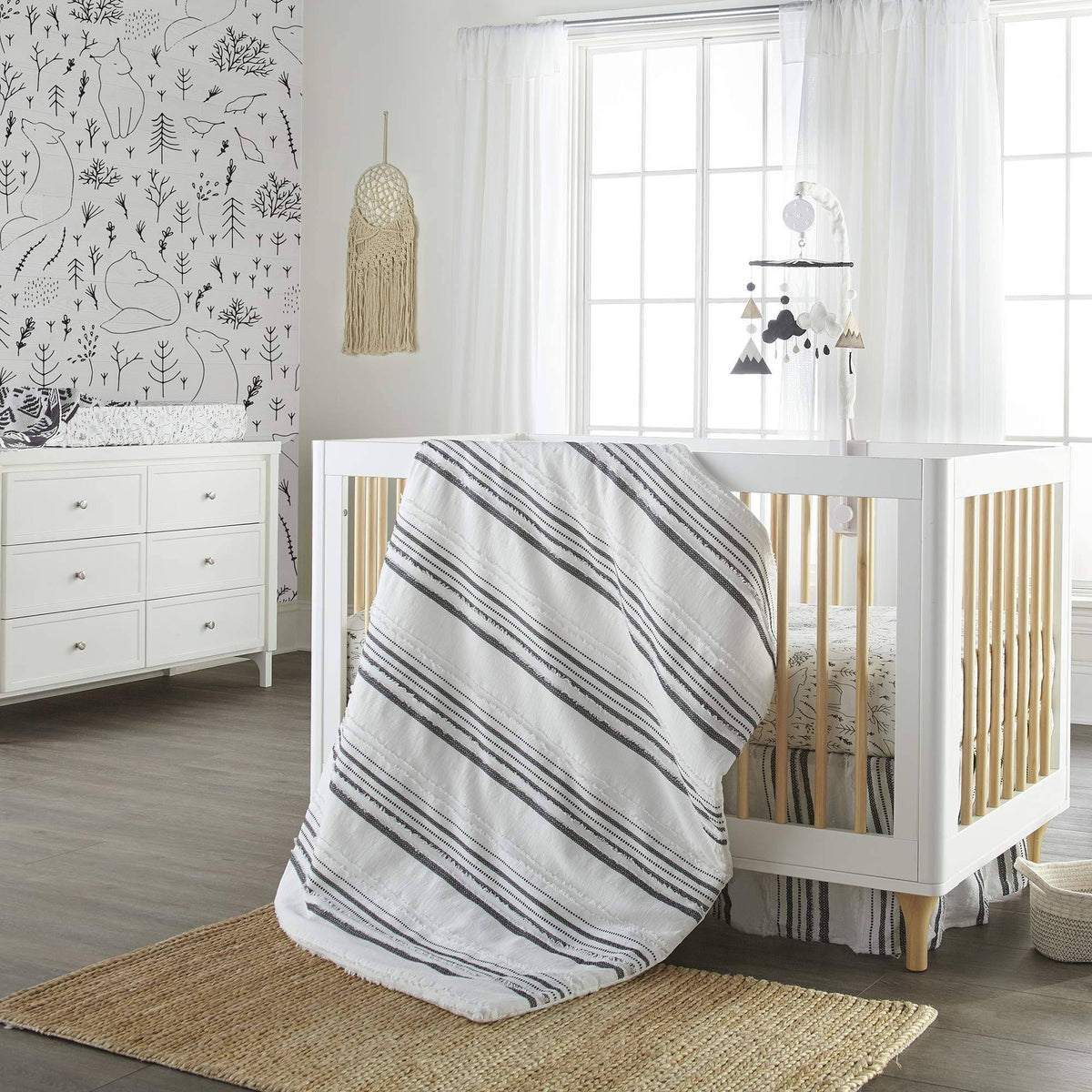 4-Piece Crib Bedding Set in Black/White J546