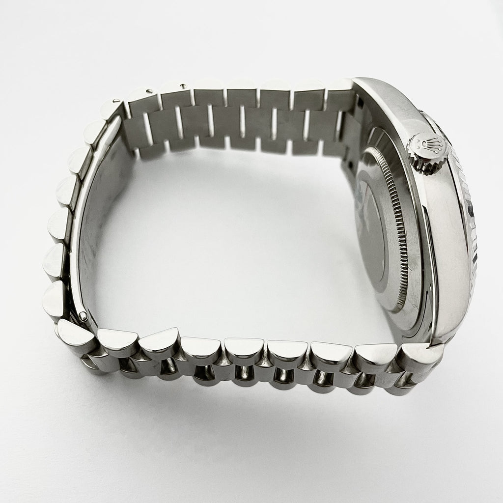Silver Diamond Scale 41mm Watch D558